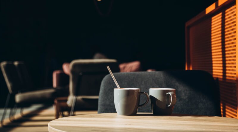 Maia Reficco: dos tazas de café sobre una mesa, ambiente íntimo
