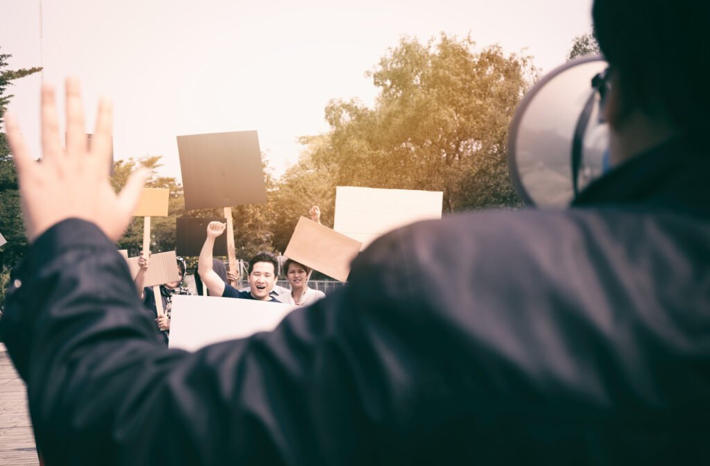 marcha universitaria: manifestantes con pancartas caminando por la calle