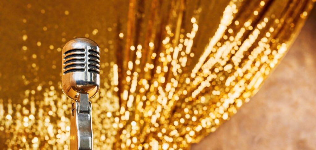 Martín Fierro de Radio: micrófono retro ante un telón dorado de gala