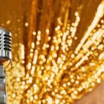 Martín Fierro de Radio: micrófono retro ante un telón dorado de gala