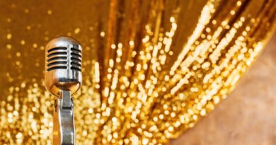 Martín Fierro de Radio: micrófono retro ante un telón dorado de gala