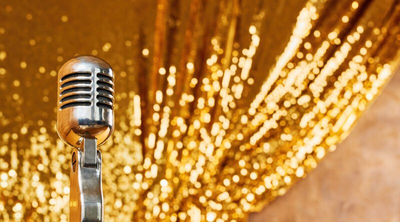 Martín Fierro de Radio: micrófono retro ante un telón dorado de gala