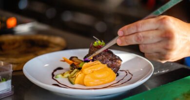 MasterChef Celebrity: manos de chef emplatando un plato gourmet