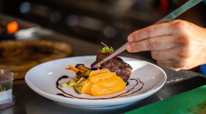 MasterChef Celebrity: manos de chef emplatando un plato gourmet