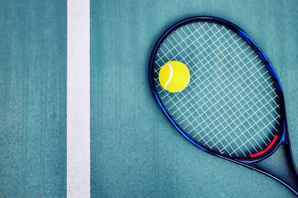 raqueta y pelota de tenis sobre una cancha dura, Masters de Shanghái