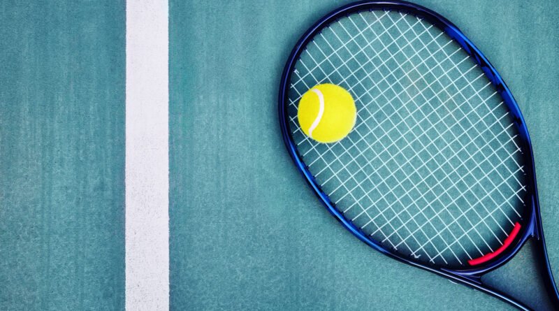 raqueta y pelota de tenis sobre una cancha dura, Masters de Shanghái
