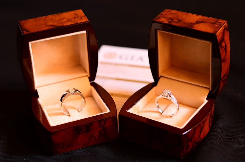 Mauro Icardi: anillos de boda sobre un fondo oscuro