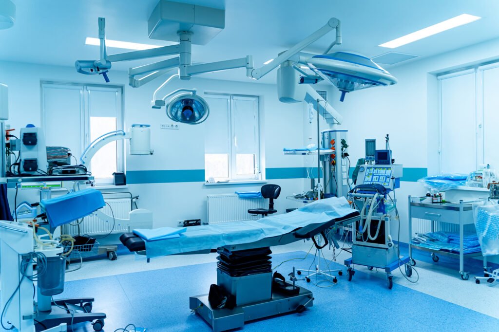 brote de meningitis: quirófano moderno de un hospital