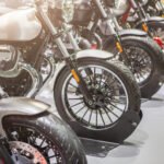 mercado de motos: hilera de motos estacionadas