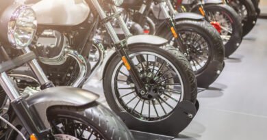 mercado de motos: hilera de motos estacionadas