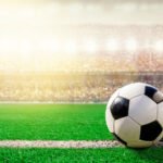 Messi Cup: pelota de fútbol en el césped de un estadio