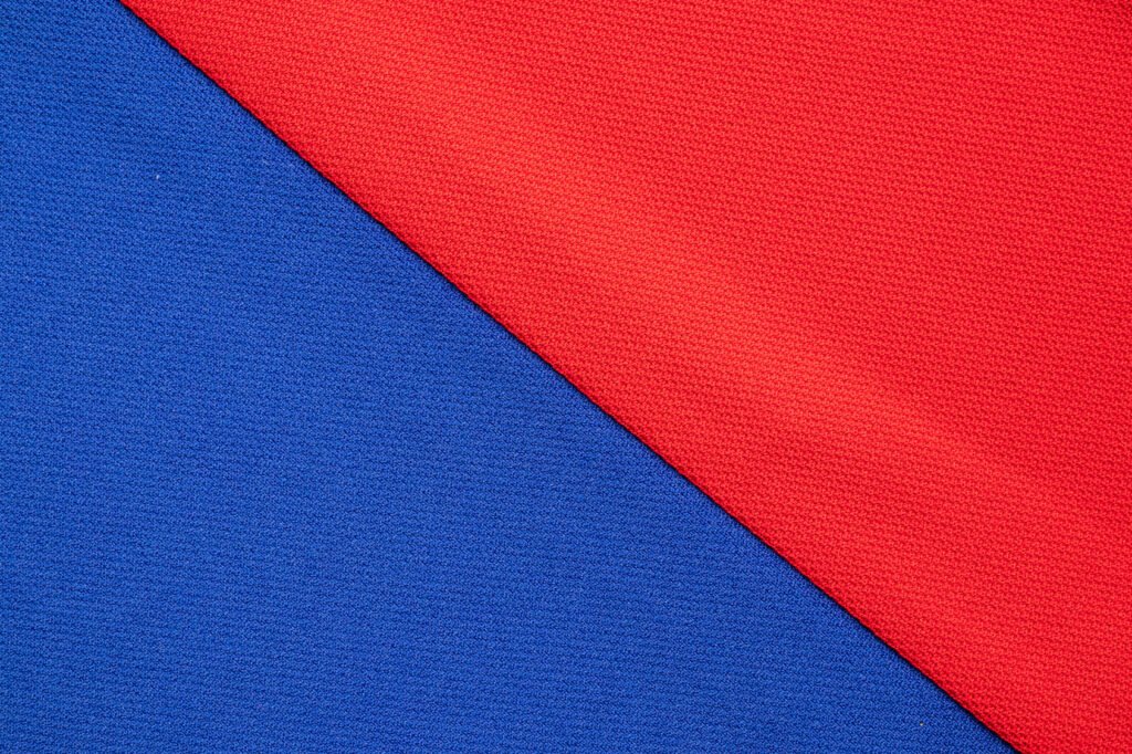 Messi compró el Eldense: textura de camiseta de fútbol azul y roja
