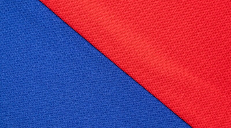 Messi compró el Eldense: textura de camiseta de fútbol azul y roja