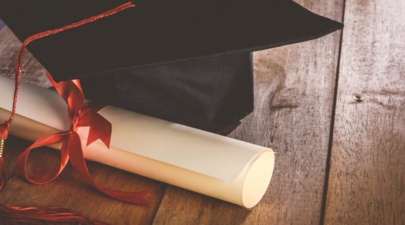 birrete y diploma de graduación, Messi Honoris Causa