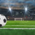 Messi en los playoffs: pelota en el césped de un estadio iluminado