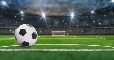 Messi en los playoffs: pelota en el césped de un estadio iluminado