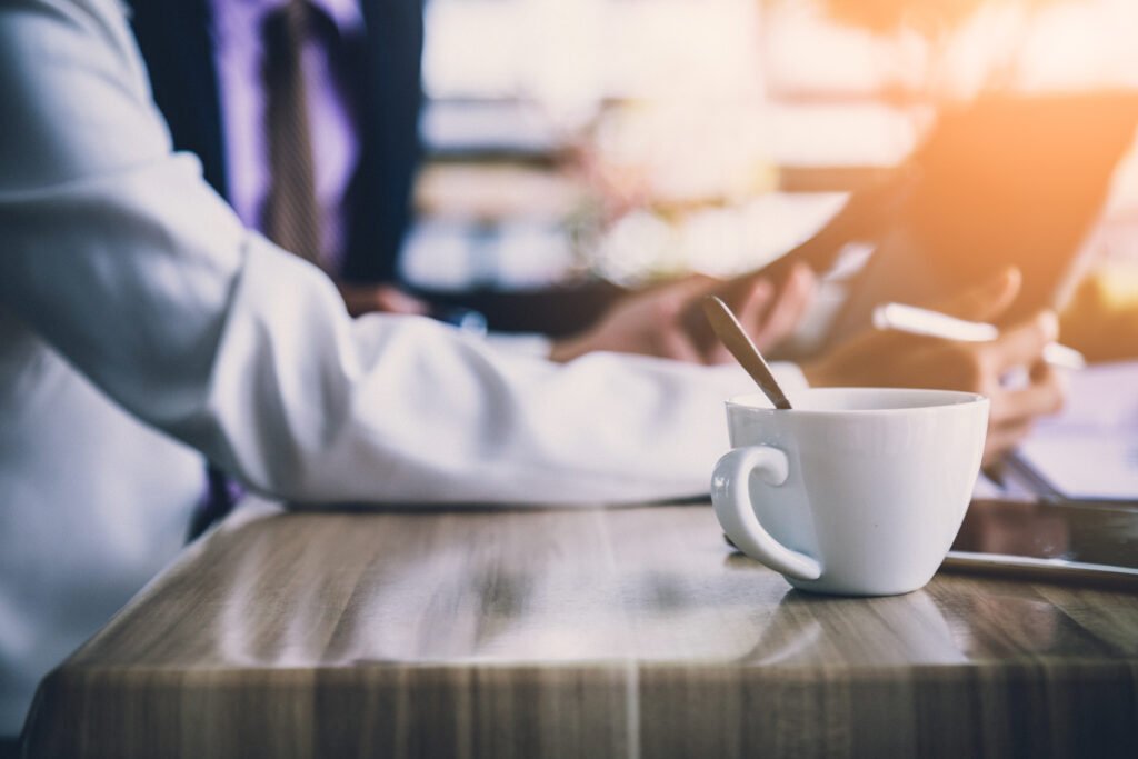 dos tazas de café en una mesa de reunión, Milei y Bullrich