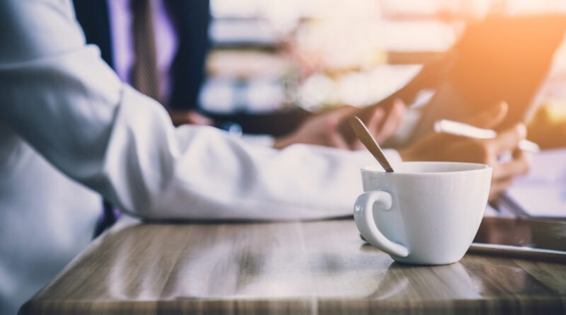 dos tazas de café en una mesa de reunión, Milei y Bullrich