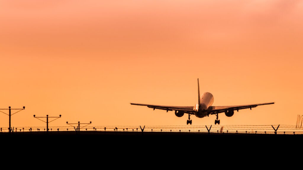 Milei viaja a Estados Unidos: avión despegando al atardecer