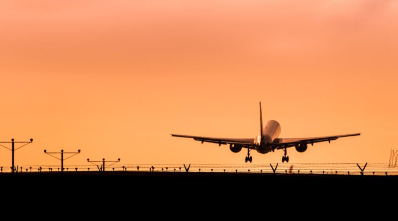 Milei viaja a Estados Unidos: avión despegando al atardecer