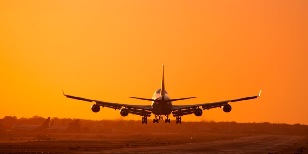 Milei viaja a España, avión despegando al amanecer