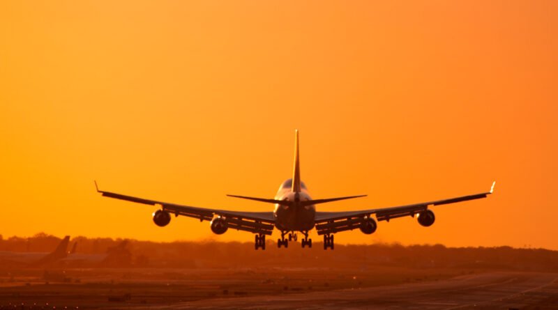 Milei viaja a España, avión despegando al amanecer