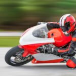 MotoGP en Buenos Aires: moto de carreras inclinada en una curva del circuito
