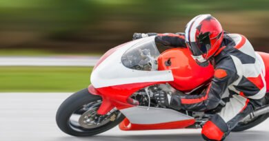 MotoGP en Buenos Aires: moto de carreras inclinada en una curva del circuito