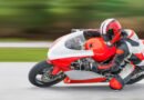 MotoGP en Japón: moto de competición inclinada en una curva de circuito