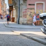 Motomel Blitz 110: moto urbana estacionada en la calle