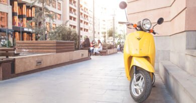 Motomel Shark 150: moto urbana estacionada en la ciudad