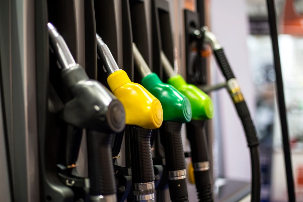 nafta y gasoil: pistolas de carga en una estación de servicio