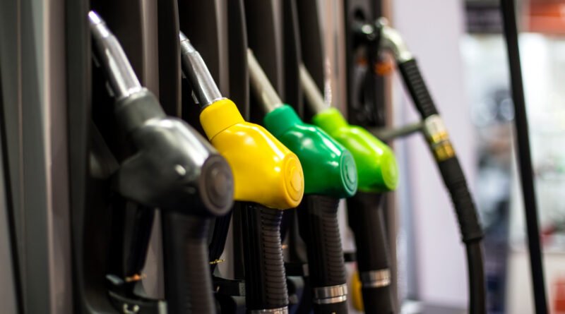 nafta y gasoil: pistolas de carga en una estación de servicio