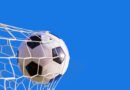 Nico Paz: pelota de fútbol entrando a la red en el arco