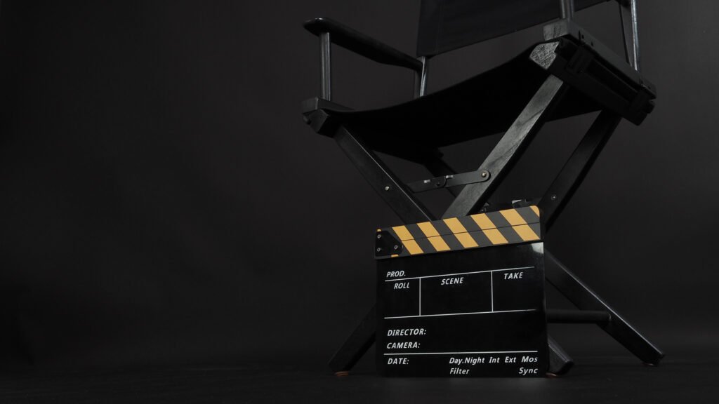 Nicolás Giacobone: claqueta de cine y silla de director en un set de rodaje