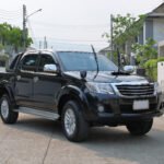 nueva Toyota Hilux: pickup moderna de color oscuro vista de frente