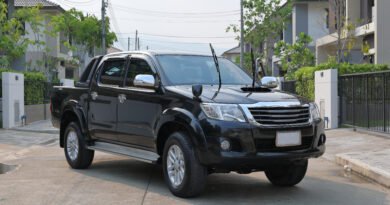 nueva Toyota Hilux: pickup moderna de color oscuro vista de frente