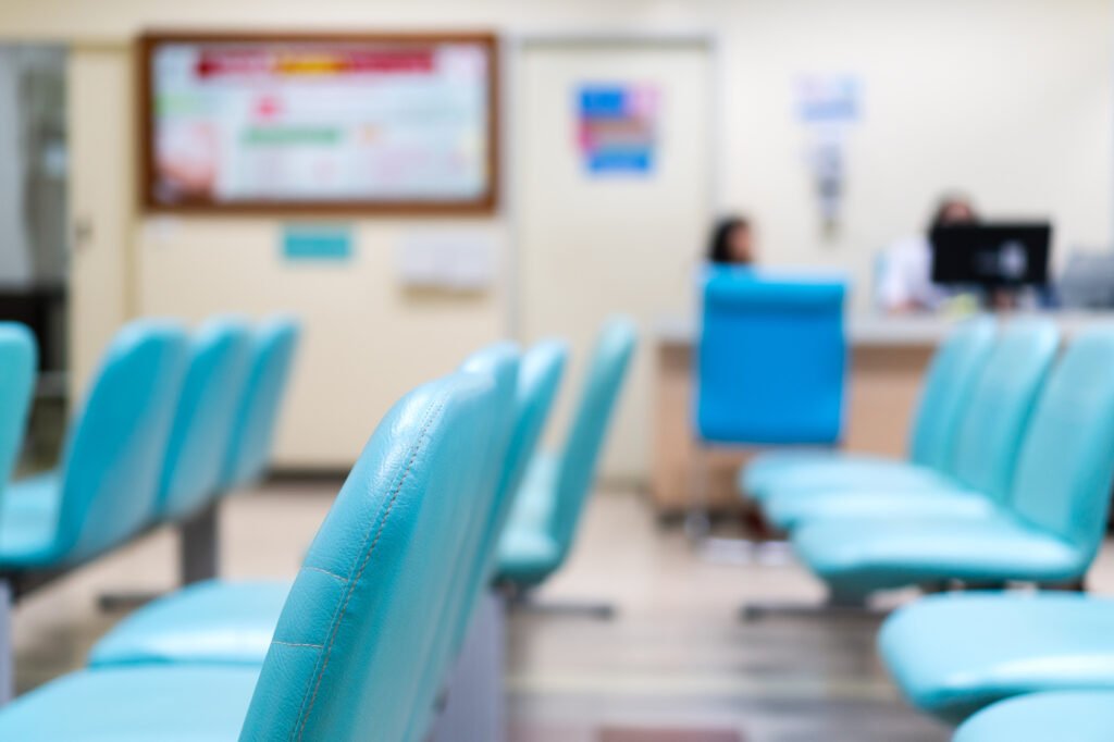 obras sociales: sala de espera de un hospital con sillas vacías