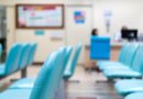 obras sociales: sala de espera de un hospital con sillas vacías