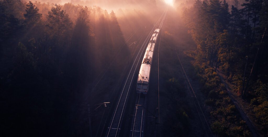 tren de carga en vías al atardecer, ola de privatizaciones