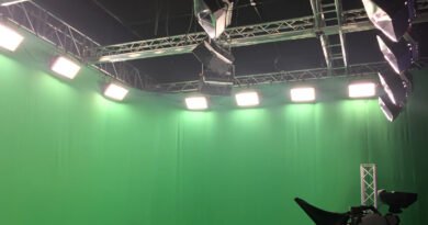 Pallares y Lussich: set de televisión con luces de estudio