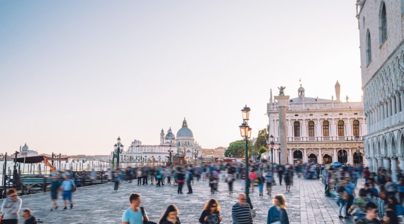 multitud frente a una catedral al atardecer, papa León XIV