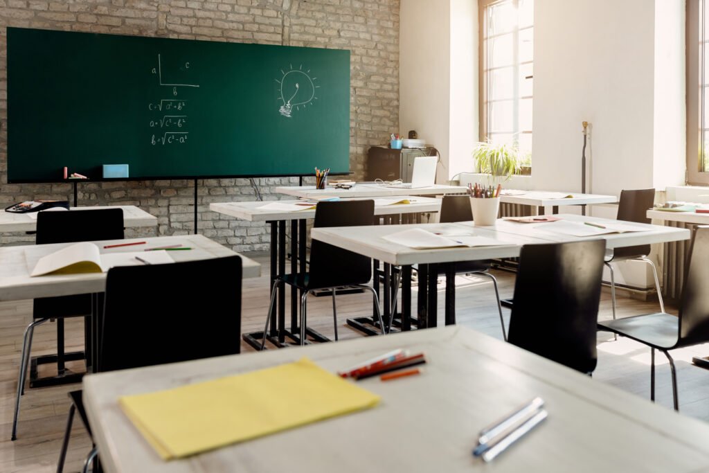 paro docente: aula vacía con pupitres y pizarrón