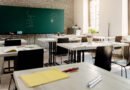 paro docente: aula vacía con pupitres y pizarrón