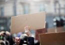 paro universitario: manifestantes con pancartas en la calle