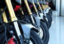patentamiento de motos: motos nuevas en fila en una concesionaria
