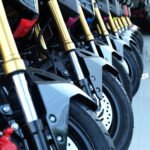 patentamiento de motos: motos nuevas en fila en una concesionaria