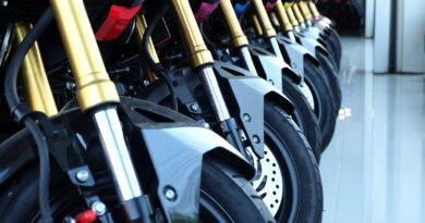 patentamiento de motos: motos nuevas en fila en una concesionaria