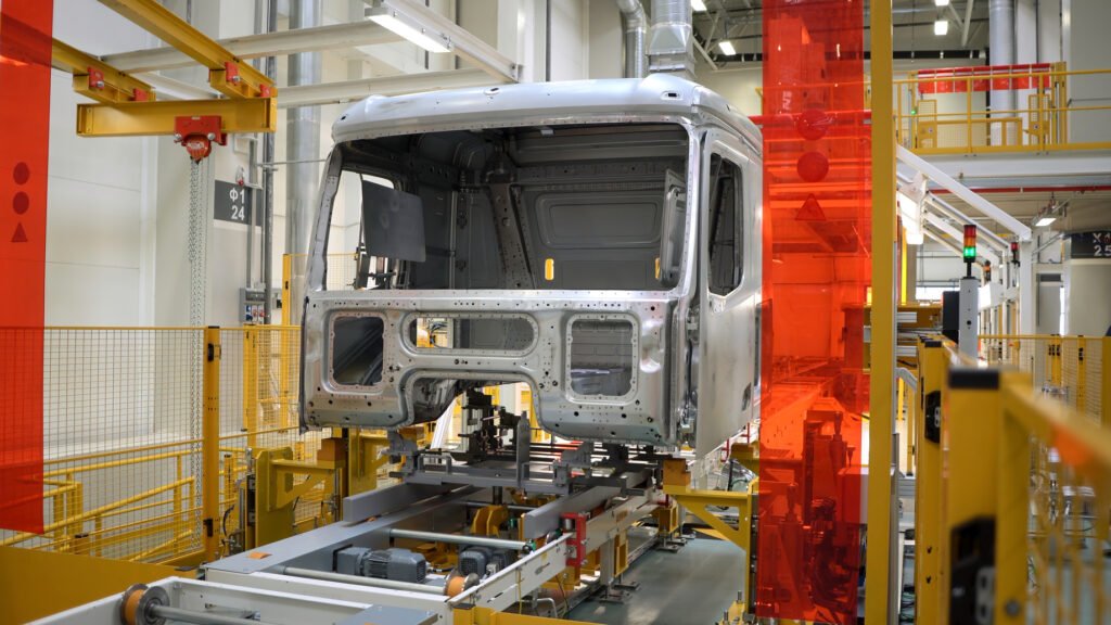 pickup híbrida de Toyota: carrocería de pickup en una planta automotriz