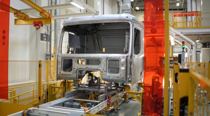 pickup híbrida de Toyota: carrocería de pickup en una planta automotriz